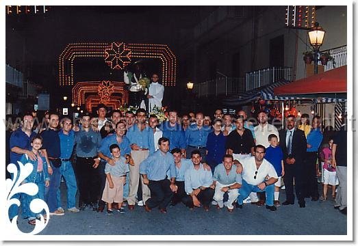 1998_2.jpg - Comitato e devoti portatori anno 1998